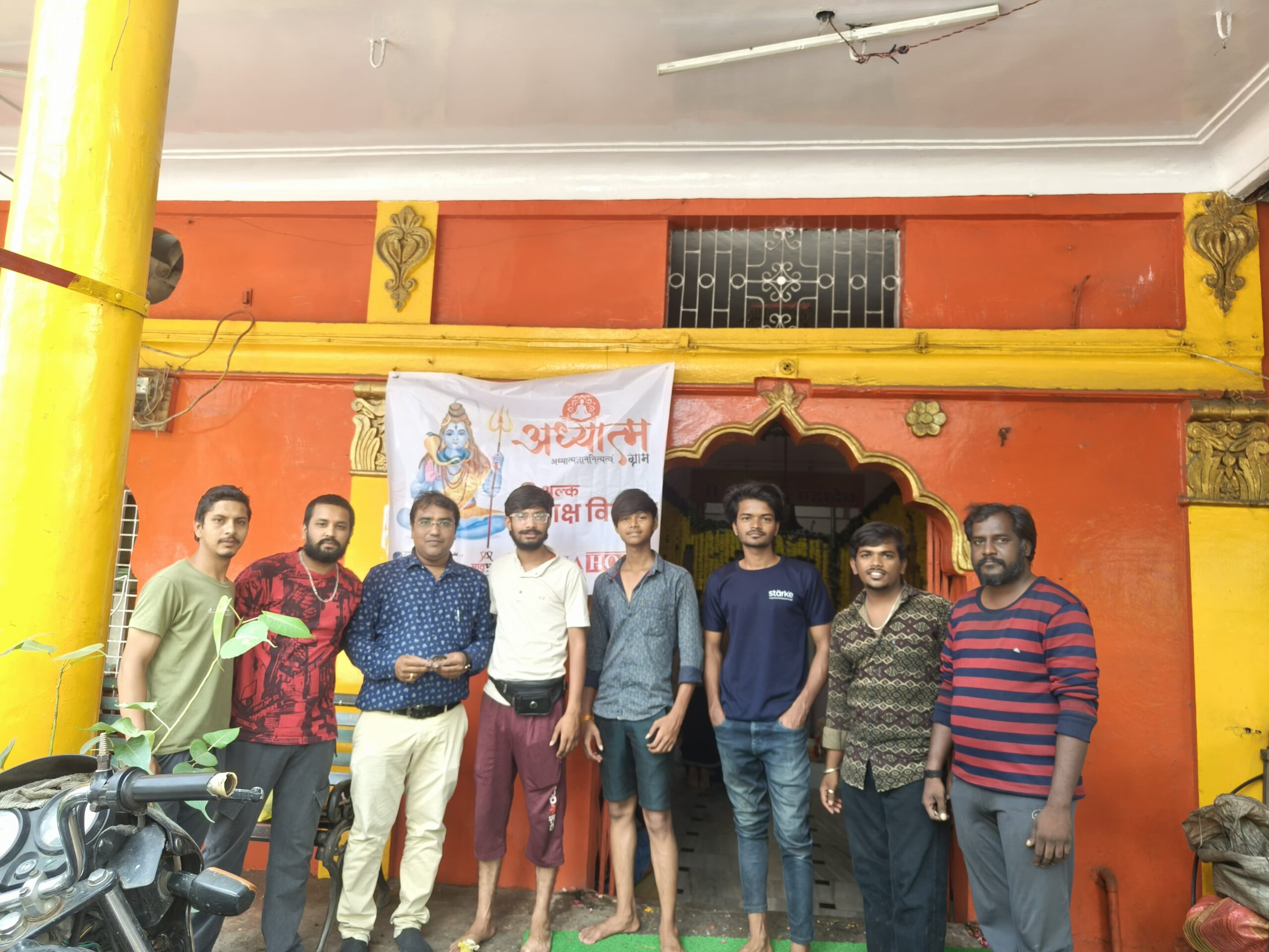 शिव भक्तों को किए निःशुल्क रुद्राक्ष वितरित